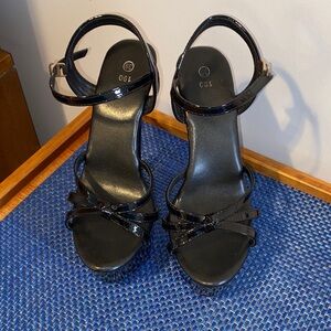 Sexy platform heels, black size 8/8.5 euro 39, NWOT, unique closure